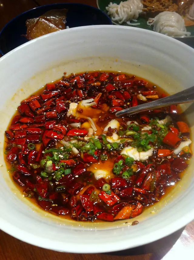 不是很辣..不像在大陸吃的..應該是為了迎會南方人的清淡口。魚肉不夠鮮.但還是很滑  很有很多骨頭..吃起來很方便