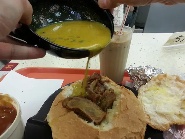 其中的食法可以是,把熱騰騰的咖哩汁,倒進農夫飽內