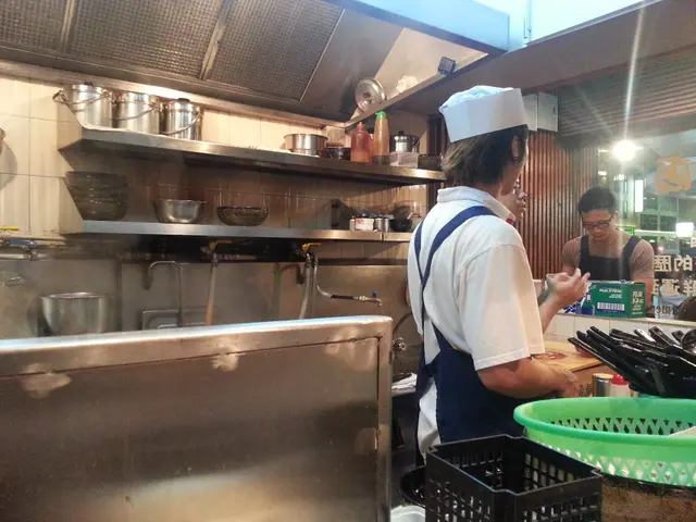 廚房立立亂，都幾烏糟！