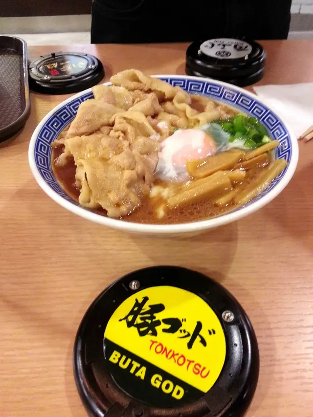 用的豚肉片切得夠薄，肥瘦均勻