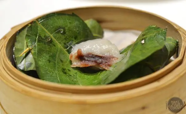 Leaf wrapped glutinous dumpling with red bean paste - 豆沙苹叶角 (HK$60/-)