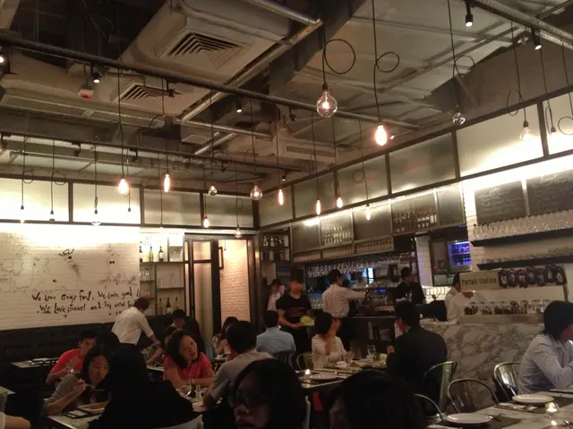 店內以casual dinning 的簡約時代風裝修, 很適合工放後的gathering。