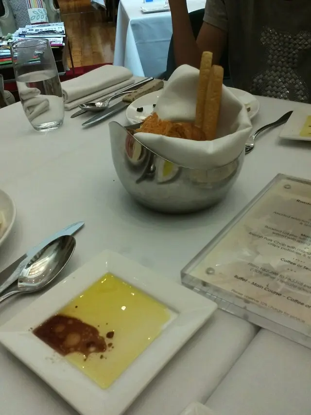 侍應在你面前倒橄欖油和醋，感覺很優待!