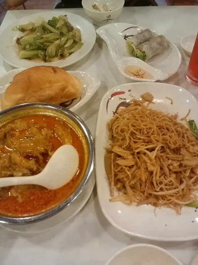 泰式炒金邊粉,咖哩雞,泰式炒雜菜、越式春卷