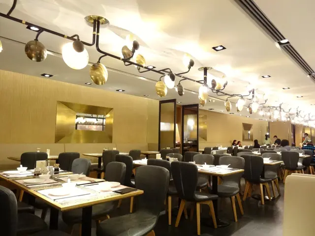 店內裝潢簡約型格，闊落舒適！
