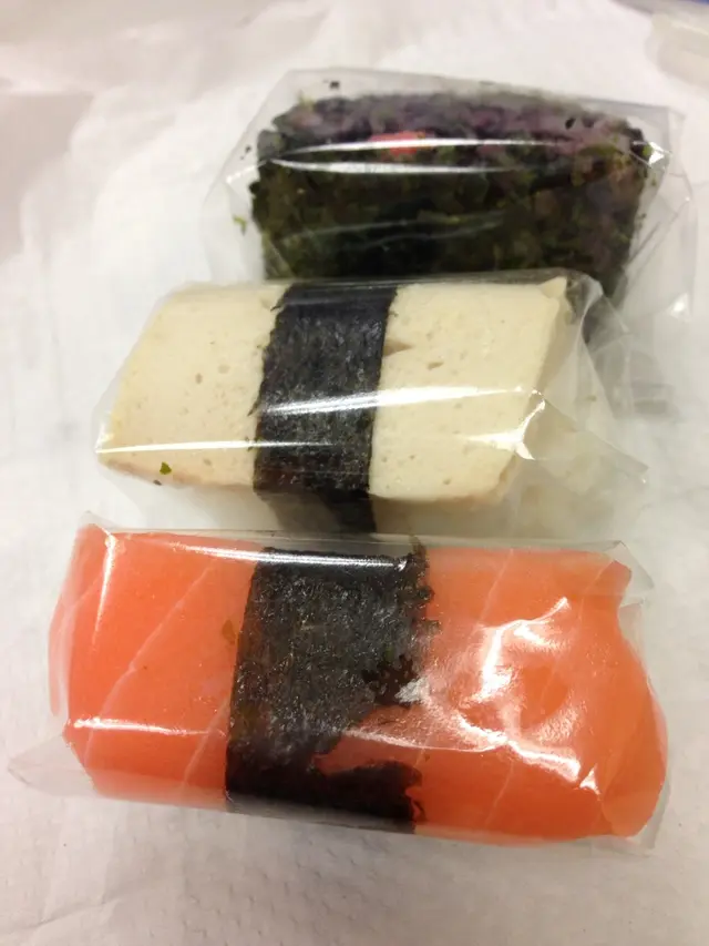 素三文魚壽司、素火腿壽司、珍珠黑米壽司