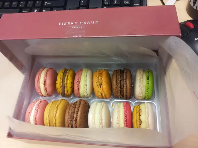 12個裝macarons, 一打開已經好開心, 因為個presentation 真心地吸引 <3