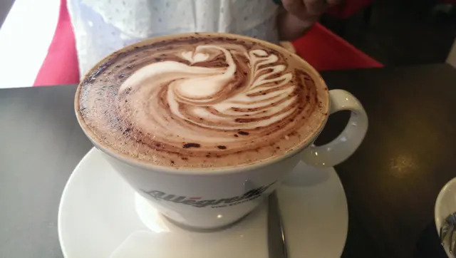 友人的朱古力熱飲,雖然沒有招牌立體拉花,但咖啡師傅的傳統拉花功力,亦毋庸置疑。