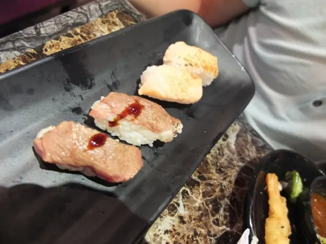 和牛+三文魚壽司(舊飯細d會好好多)