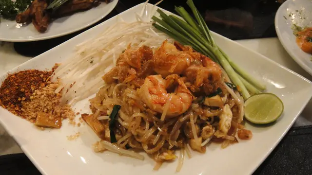 鹹鹹甜甜的醬汁加上煙韌的金邊粉很開胃, 帶點鹹香的蝦米是亮點