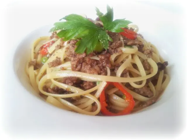 意大利腸扁意粉 – 青豆、紅椒、蘑菇配肉汁