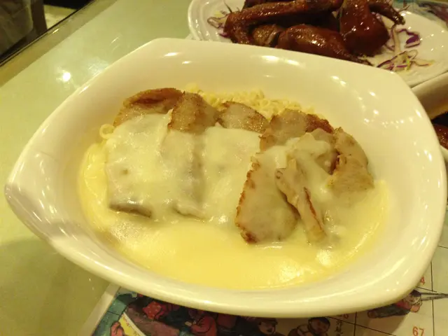 芝士撈面配豬頸肉