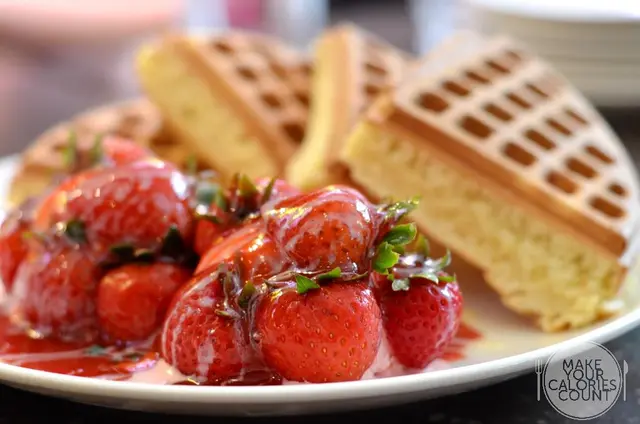 草莓冰淇淋鬆餅 Waffle with Fresh Strawberry & Strawberry Ice Cream (HK$58)