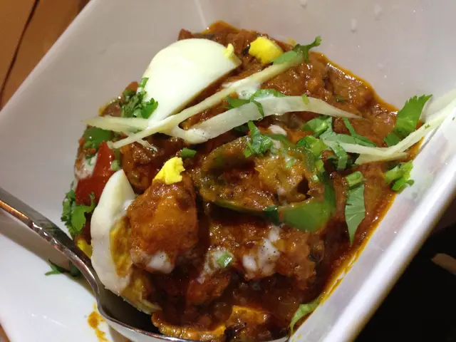 怕辣的朋友可以選這款，濕濕地蕃茄汁底，送Naan 一流。