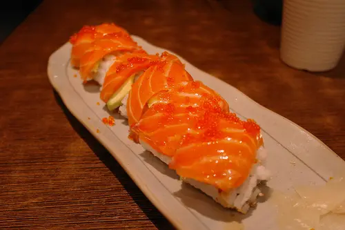 牛油果三文魚卷