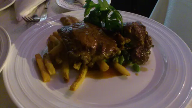 order 五成熟, 實際九成十成.  隔離枱同樣order牛扒的伯伯一樣中計, 指住自己塊扒話一d紅都冇.  牛扒超韌. 神奇地薯條好食過塊扒好多.