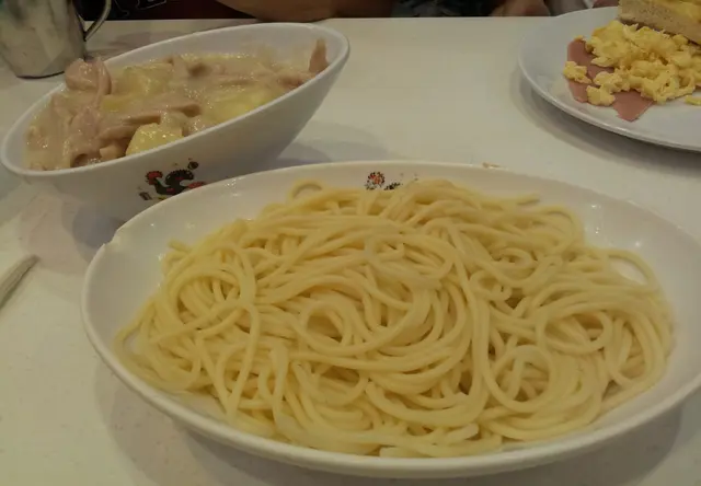 豬頸肉跟意粉分開碟盛上,份量多。