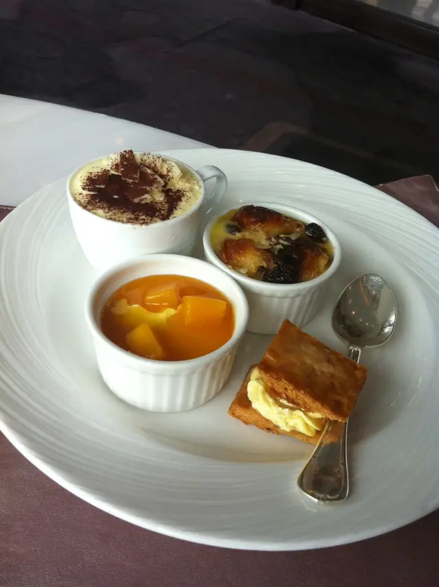 麵包布甸、芒果拿破崙、Tiramisu和芒果布甸