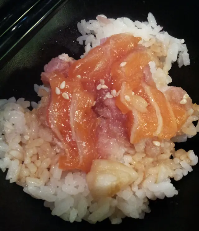 壽司飯有黏性及咬口,拌以豉油,更能將魚生鮮味提升。