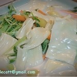入面有大量的翡翠苗,蘿蔔絲,銀杏與鮮腐竹煮的奶白色湯很鮮甜,吃得很滿足~