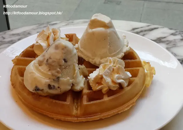 大窩夫併兩球雪糕 (HKD 70)