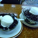 我的雪糕涼粉，真係好迷你，幾啖可以食完，而且唔自太冰凍；右：朋友的紅豆淳粉新地。