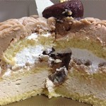 共有三種口感，面層為原味海綿蛋糕，中間有丹波栗子粒同鮮忌廉，最下層為栗子慕絲。