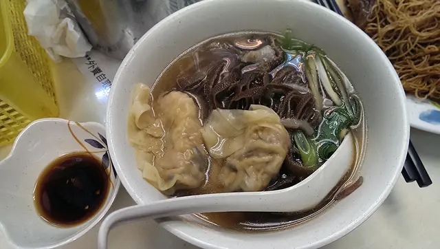黑栢葉水餃湯麵