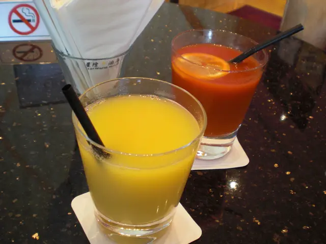 菠蘿汁（前）、蕃茄汁（後）。
