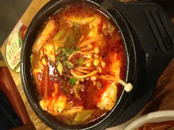 见到红档档，以为一定几辣，但食落只系微辣，且汤底好浓，豆腐一d 都吾老...赞!
