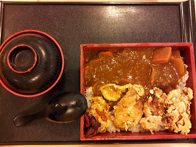 咖哩炸雞丼