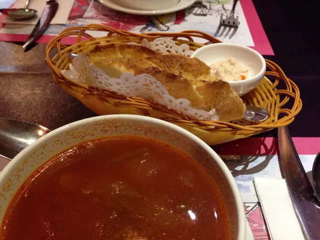 午餐-羅宋湯及餐包（萬勿錯過的三文魚蟹籽醬）