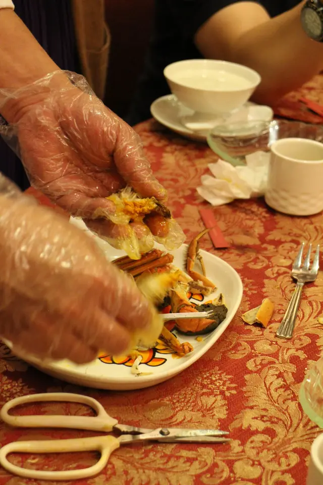 大廚示範拆蟹