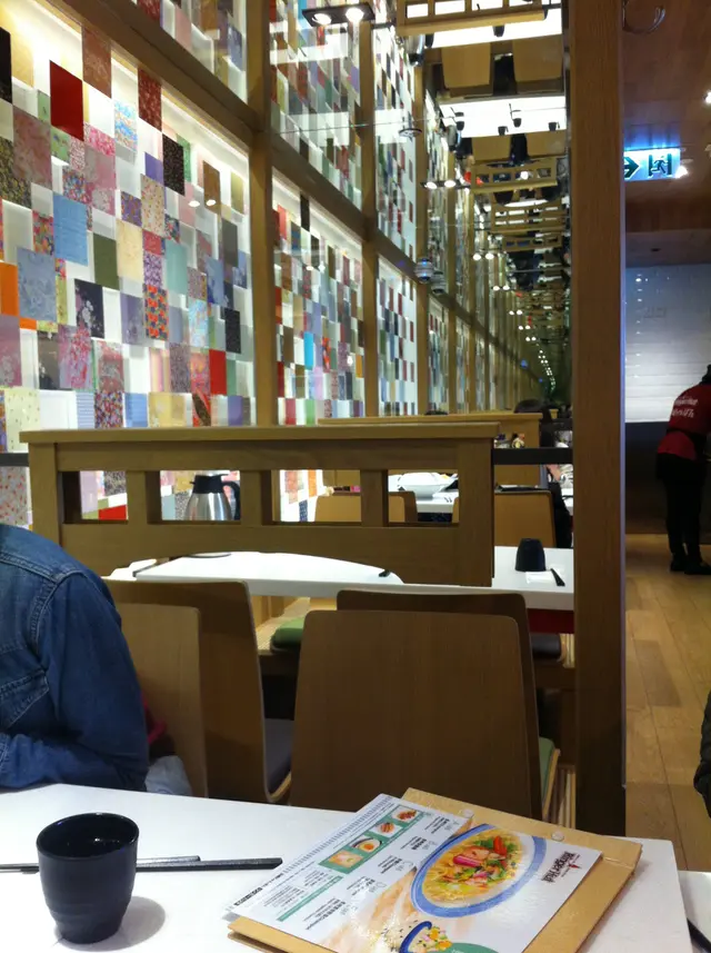 店內以西式裝修為主,牆面則以和紙裝飾,有日式西餐廳的感覺。