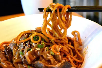 醬油蝴蝶腩配QQ麵