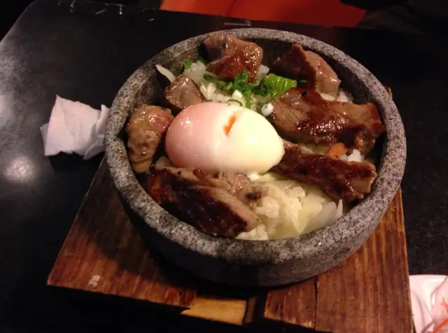 西京牛柳粒溫泉蛋石鍋飯