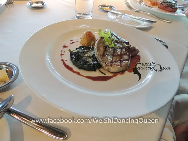 加拿大豬扒配菠菜芝士及焗薯仔粒