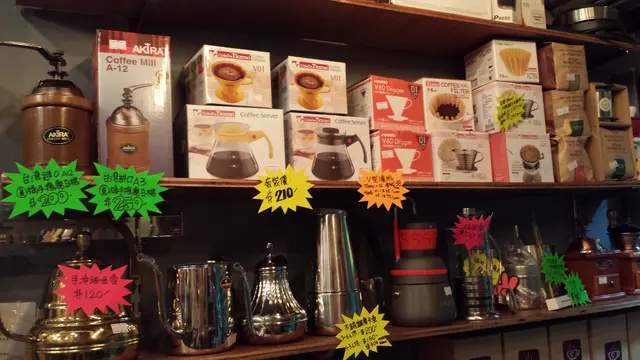 架上林林總總的咖啡工具是愛啡之人的寶藏