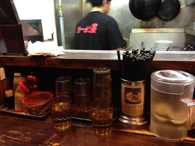 十分地道的拉麵店擺設方式