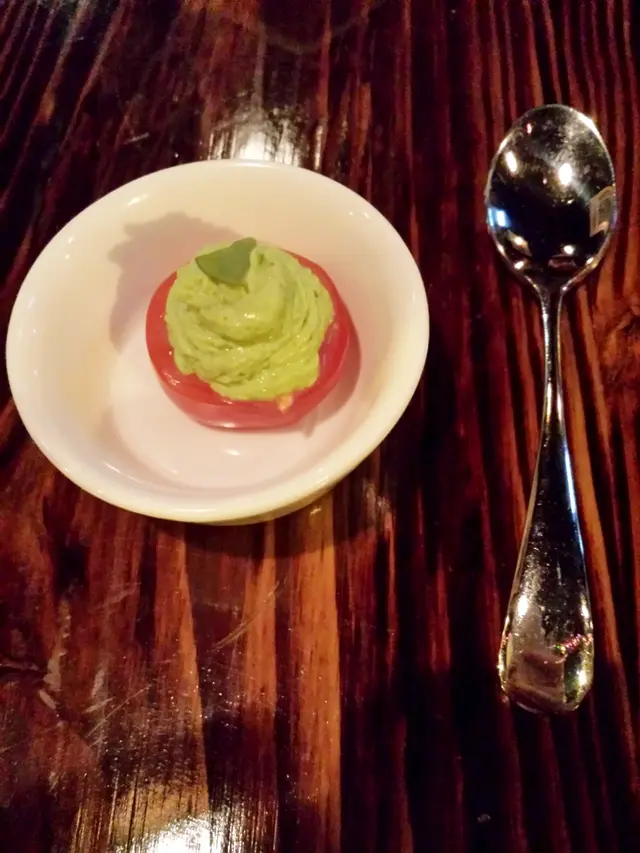 餐前小食，蕃茄配特製醬汁，味道清新