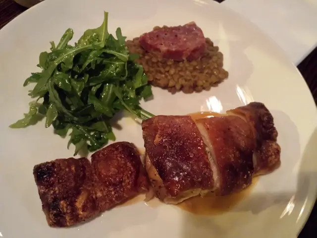 燒乳豬，皮脆肉嫩，配菜是火箭菜配柚子汁，火箭菜味道不是太濃，非常清新，還有肉腸和豆，味道很好