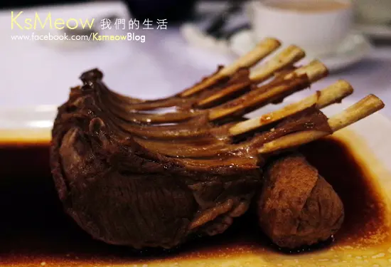 羊架來自紐西蘭的蒙古醬羊鞍，肉質富嚼勁，邊位具厚脂肪！