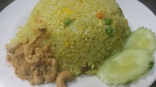 菠蘿炒飯沒有菠蘿的外殼，這反而令人更安心，不怕會重用呢。味道方面不俗，配料蠻多!