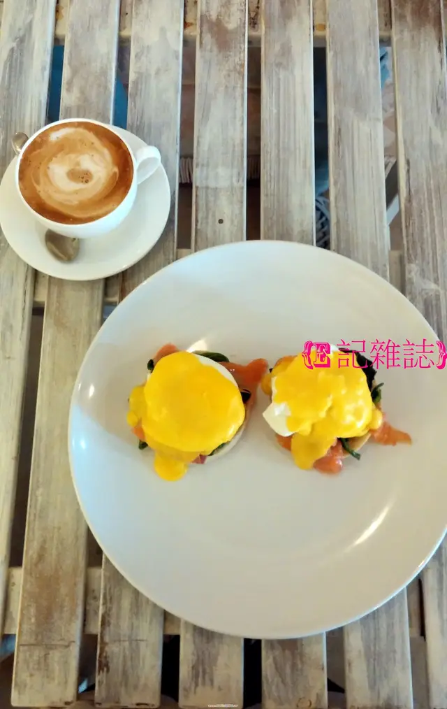 Egg Marian ($75) - 面頭那荷蘭汁尚對辦, 而我喜歡當中有一大堆烚菠菜夾著吃很健康, 不過那片三文魚略肥看樣子便知道只是次一點的貨色, 而墊著的亦只是平日在普通超市已可買到的麵包