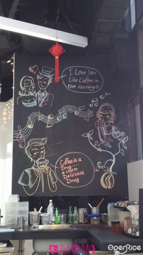 令人愉快的繽紛圖畫 - 中環的HMV Kafe