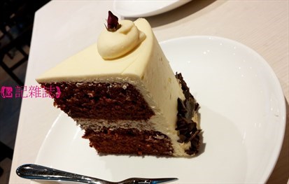 Cake set - Red Velvet Cake: 蛋糕濕潤綿密, 而面頭那些 cream 厚身偏實很討人喜歡