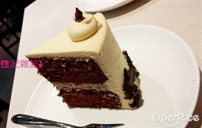 Cake set - Red Velvet Cake: 蛋糕濕潤綿密, 而面頭那些 cream 厚身偏實很討人喜歡 - 上環的Cedele