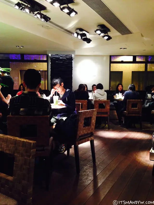 老實說用餐環境不算很好，桌與桌之間的距離太近，拼桌也是正常事。像我們就和六個人一起用一張大方桌。