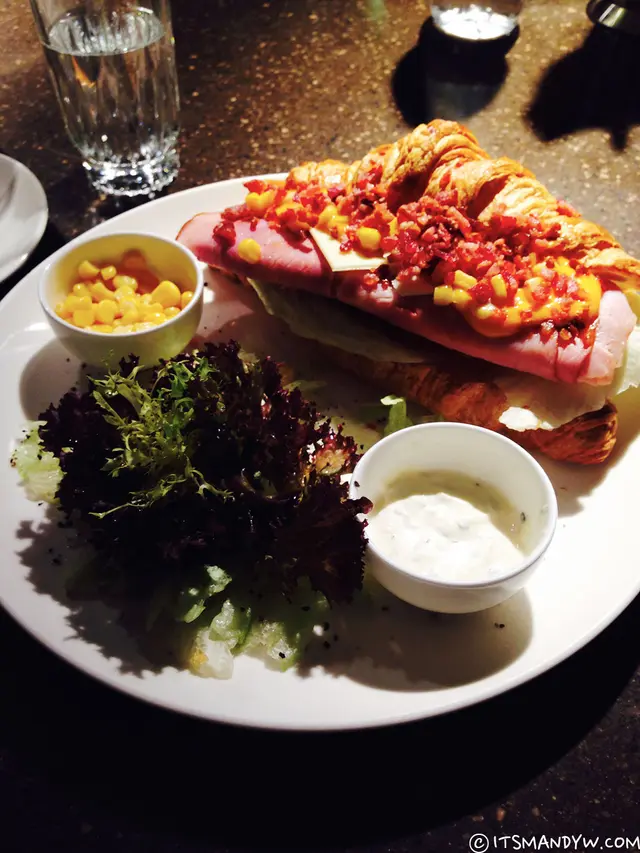 說實話，被如此大的份量嚇到了。Cheese味道很重，不過不會太膩。一開始我還以為是熱食，吃一口才發現：「咦！這是冷盤耶！」 結果我們兩個吃這道時都沒怎麼跟對方說話，因為太專心地吃了XD