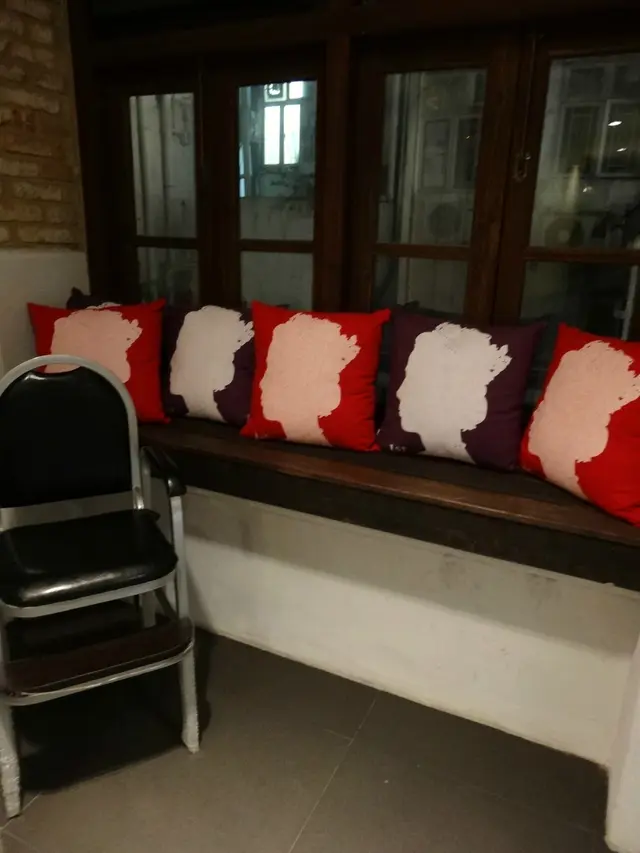 走到餐廳盡頭，窗前佈置了一些英女皇頭像外型的 cushion！